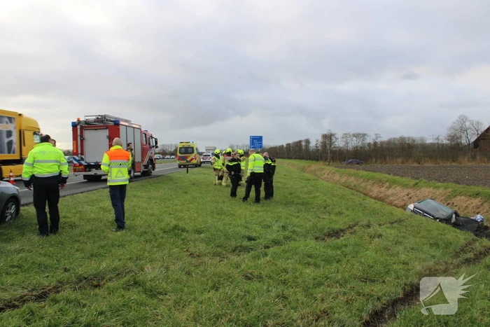 Auto raakt van weg en belandt in sloot