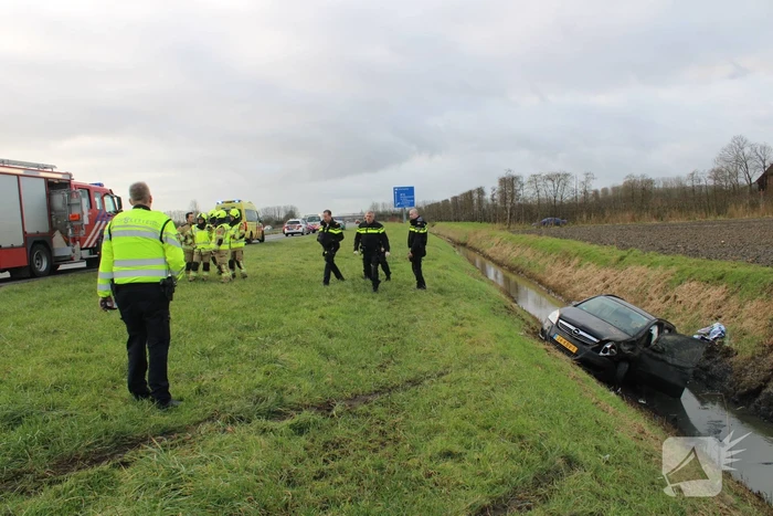 Auto raakt van weg en belandt in sloot