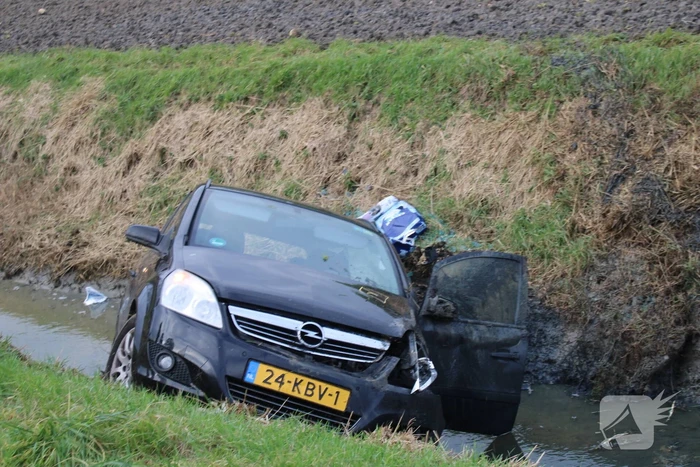 Auto raakt van weg en belandt in sloot