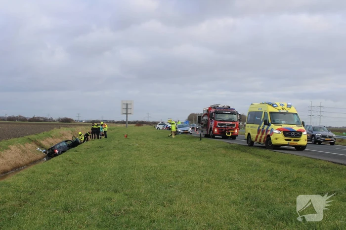 Auto raakt van weg en belandt in sloot