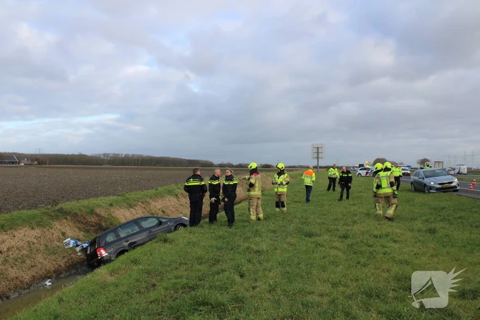 Auto raakt van weg en belandt in sloot