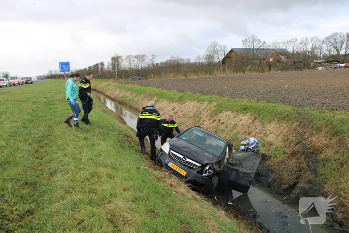 Auto raakt van weg en belandt in sloot