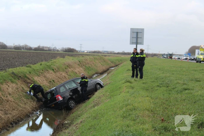 Auto raakt van weg en belandt in sloot