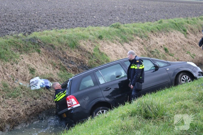 Auto raakt van weg en belandt in sloot