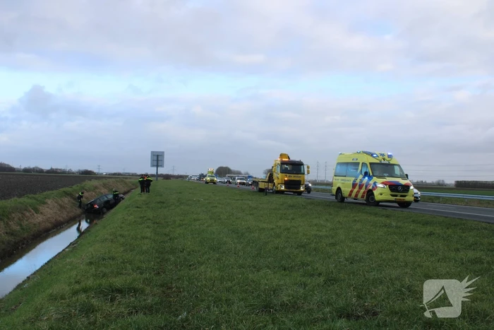 Auto raakt van weg en belandt in sloot