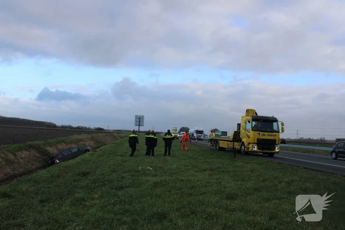 Auto raakt van weg en belandt in sloot