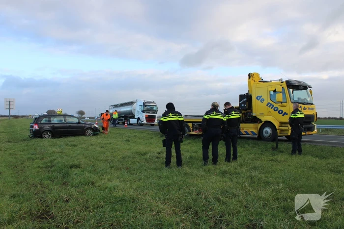 Auto raakt van weg en belandt in sloot