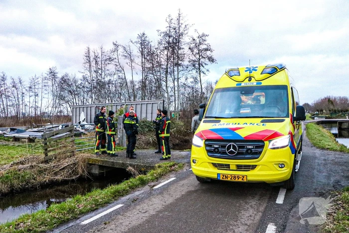 Omstanders redden scootmobiel bestuurder uit het water