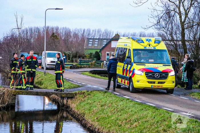 Omstanders redden scootmobiel bestuurder uit het water