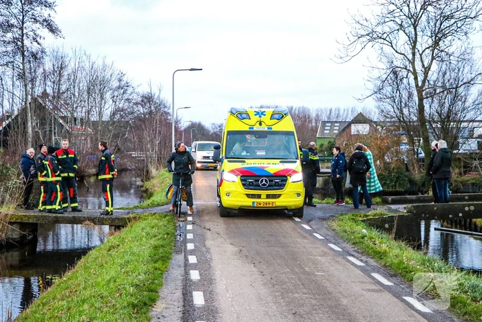 Omstanders redden scootmobiel bestuurder uit het water