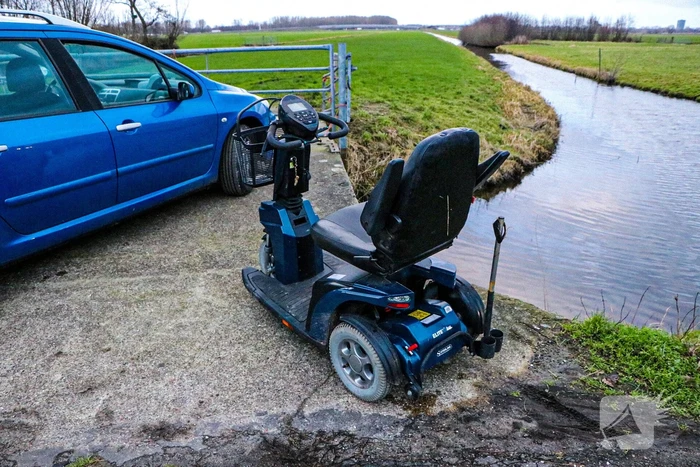 Omstanders redden scootmobiel bestuurder uit het water