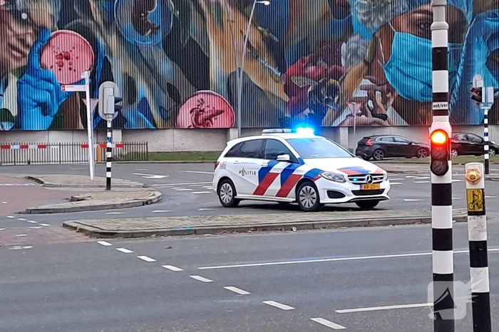 Twee auto's uitgebrand onder bedrijfspand