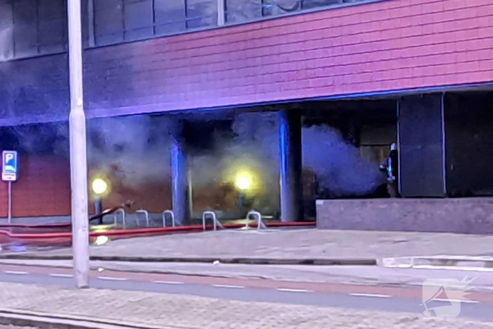 Twee auto's uitgebrand onder bedrijfspand