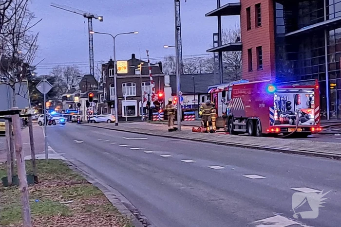 Twee auto's uitgebrand onder bedrijfspand