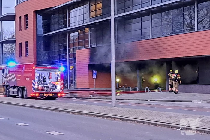 Twee auto's uitgebrand onder bedrijfspand