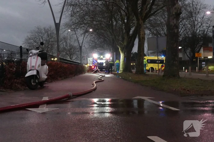 Twee auto's uitgebrand onder bedrijfspand