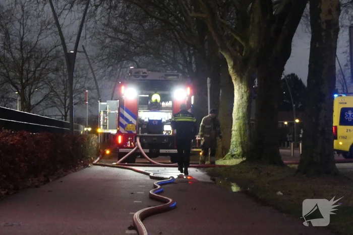 Twee auto's uitgebrand onder bedrijfspand