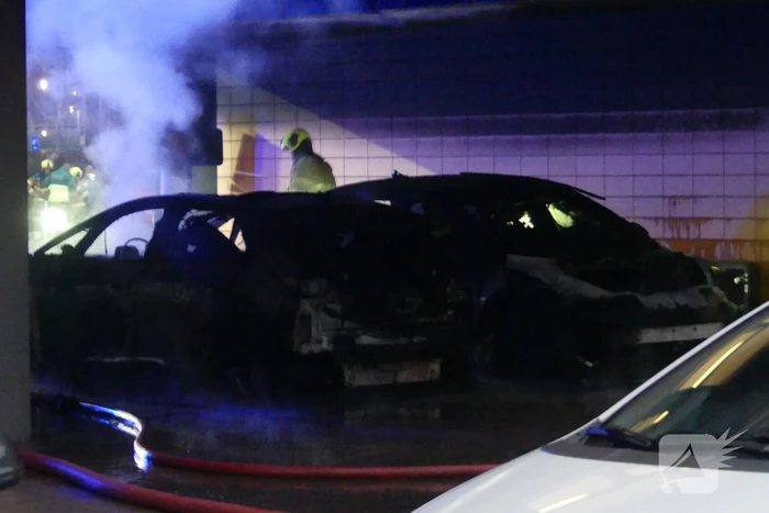 Twee auto's uitgebrand onder bedrijfspand