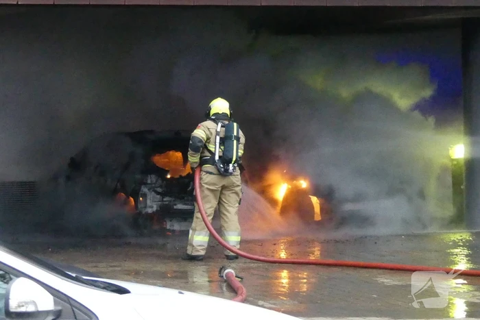 Twee auto's uitgebrand onder bedrijfspand