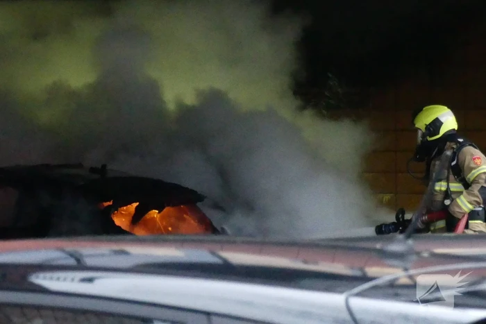 Twee auto's uitgebrand onder bedrijfspand