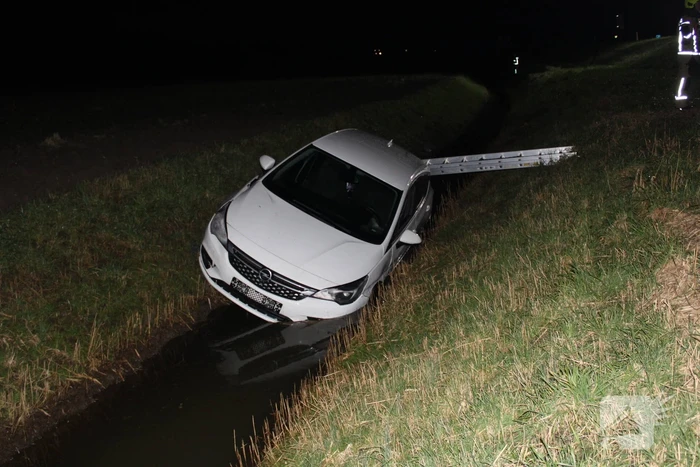 Automobilist belandt met auto in een sloot