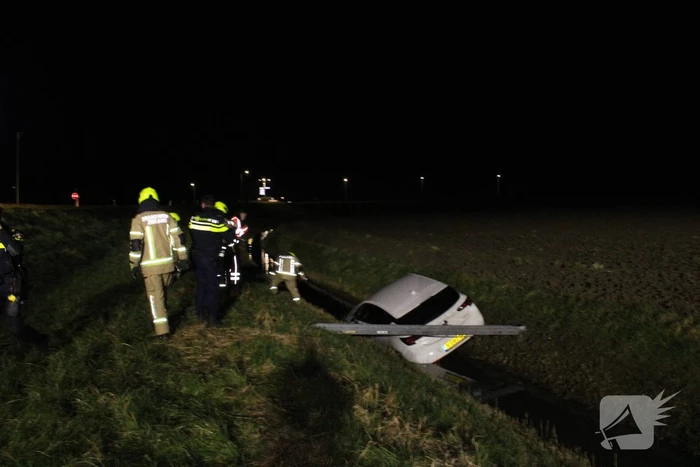Automobilist belandt met auto in een sloot