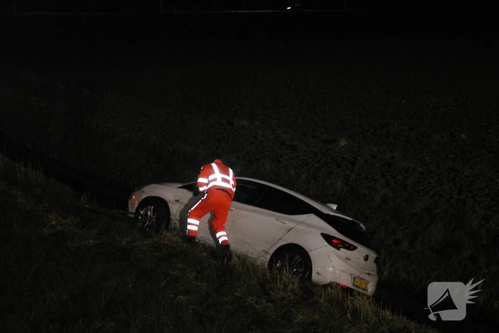 Automobilist belandt met auto in een sloot