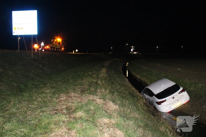 Automobilist belandt met auto in een sloot