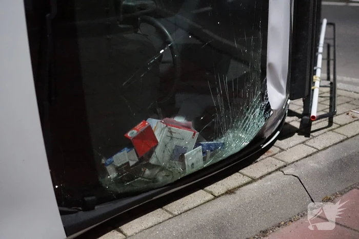 Bestelbus belandt op kant bij botsing