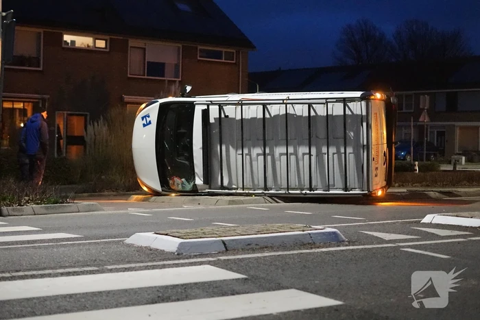 Bestelbus belandt op kant bij botsing