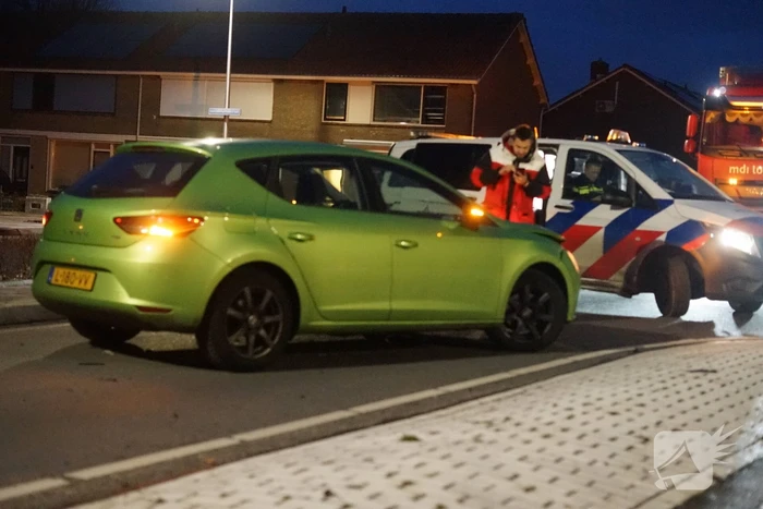 Bestelbus belandt op kant bij botsing