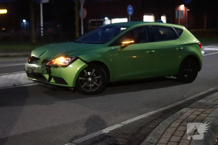Bestelbus belandt op kant bij botsing