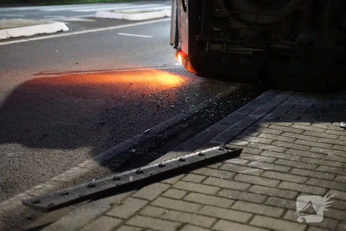 Bestelbus belandt op kant bij botsing