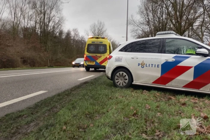 Scooter en fiets raken elkaar hard op fietspad