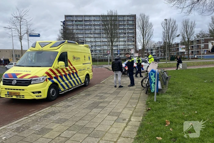 Fietser door ambulance naar huis gebracht na botsing
