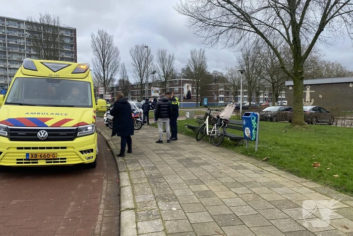 Fietser door ambulance naar huis gebracht na botsing