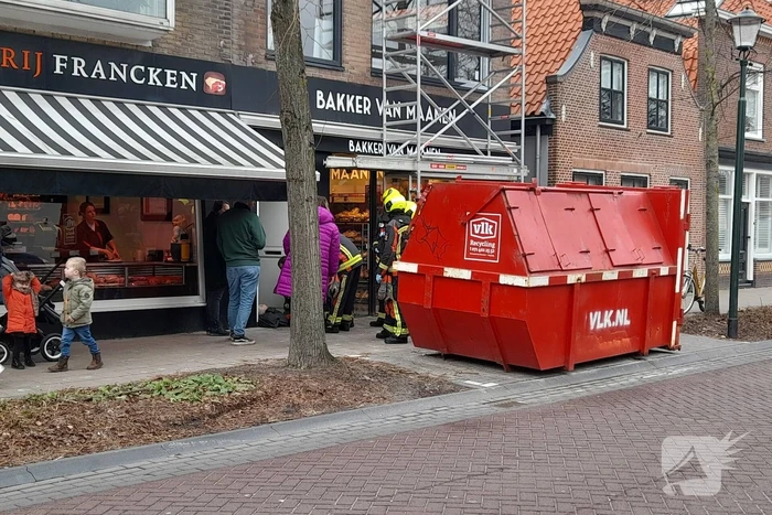 Persoon valt van trap boven op waterleiding