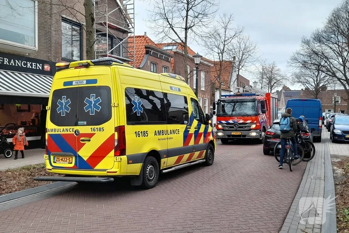 Persoon valt van trap boven op waterleiding