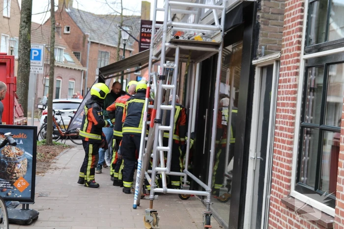 Persoon valt van trap boven op waterleiding