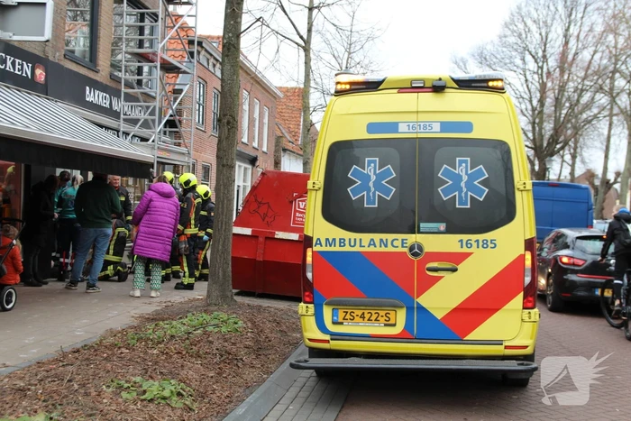 Persoon valt van trap boven op waterleiding