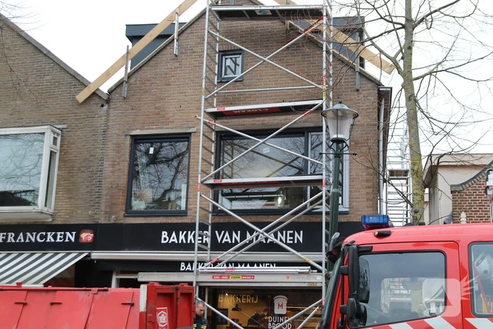 Persoon valt van trap boven op waterleiding