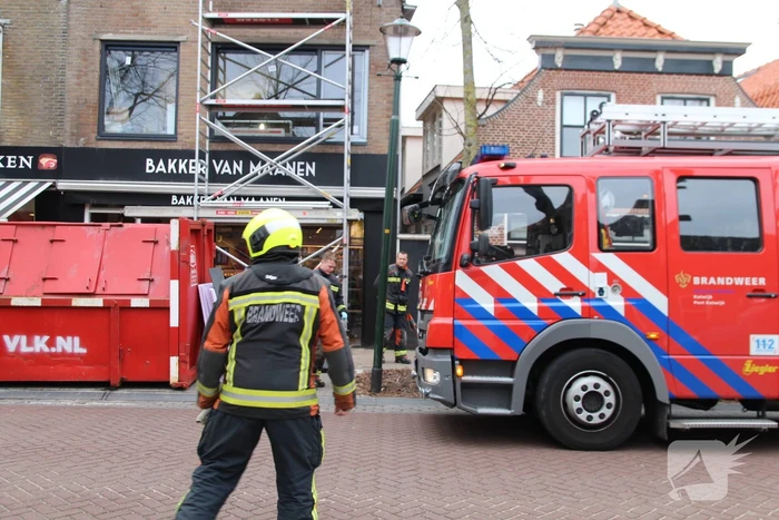 Persoon valt van trap boven op waterleiding