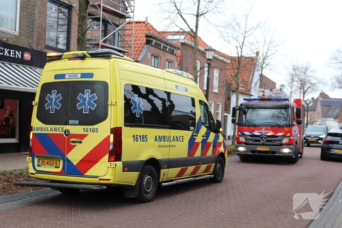 Persoon valt van trap boven op waterleiding