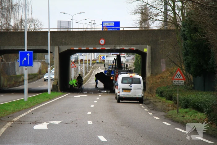 Vrachtwagenchauffeur rijdt met lading tegen spoorviaduct