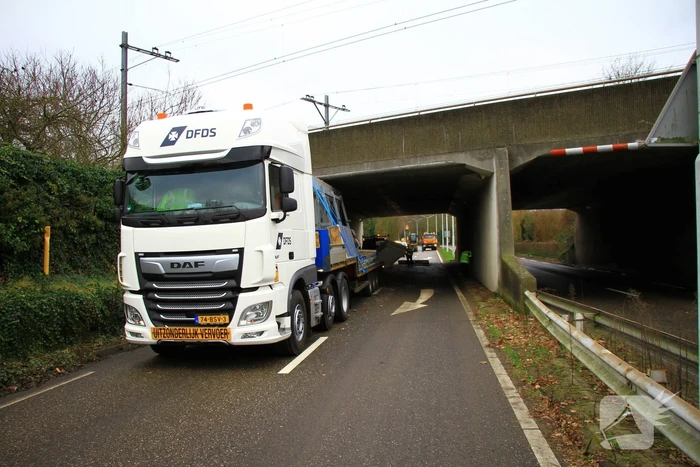 Vrachtwagenchauffeur rijdt met lading tegen spoorviaduct