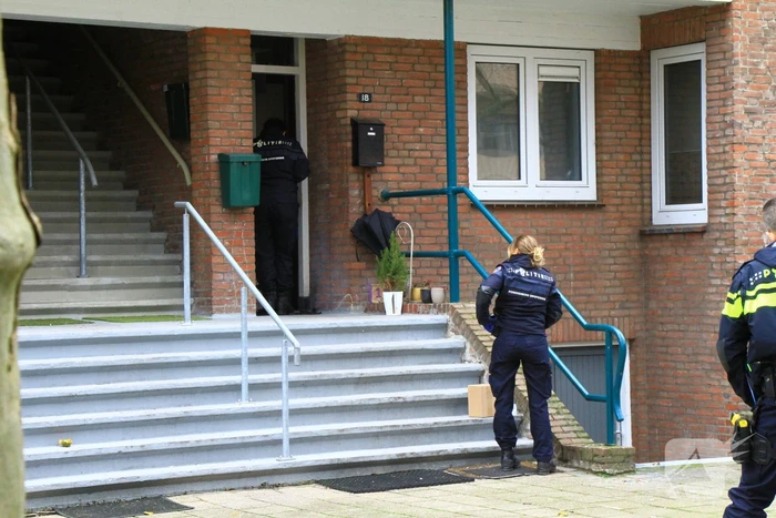 Politie onderzoekt mogelijk explosief bij woning