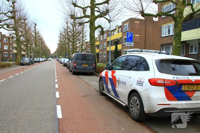 Politie onderzoekt mogelijk explosief bij woning
