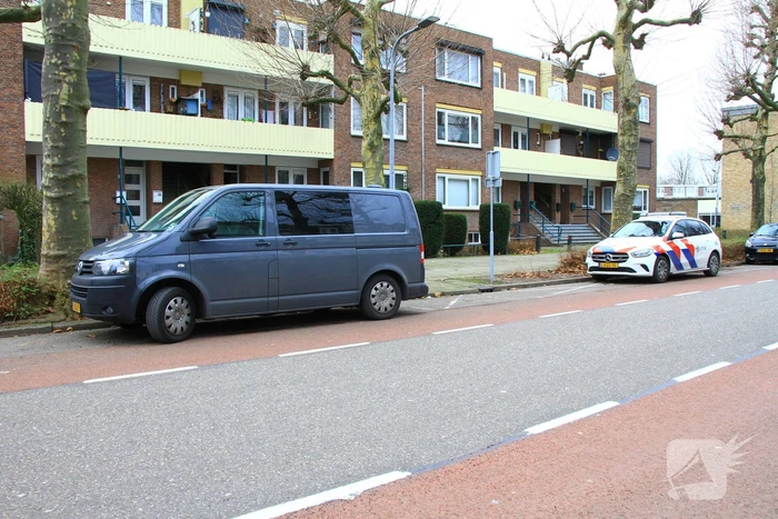 Politie onderzoekt mogelijk explosief bij woning