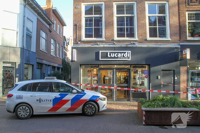 Politie zoekt verdachte na overval op juwelier