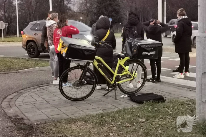 Automobilist rijdt door na botsing met fietser